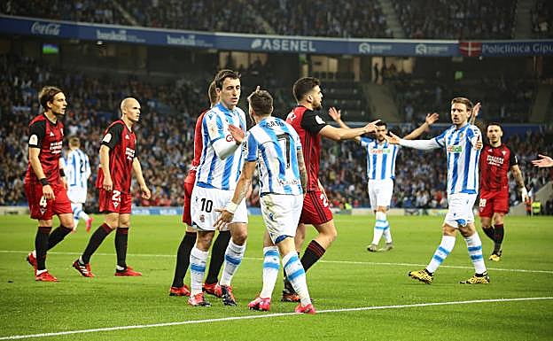 Oyarzabal, Portu, Merino y Monreal parecen preguntarse qué pasa. La Real sufrió, y deberá sufrir, más de lo que pensaba. 