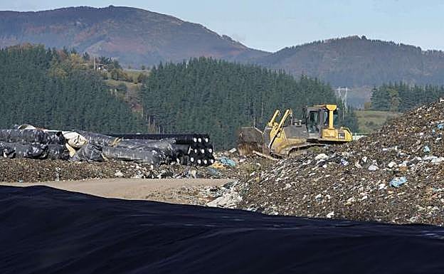 El vertedero de Lurpe, en Mutiloa, dejará de recibir residuos industriales no peligrosos a partir del día 1 de marzo. Es el único operativo para estos materiales en Gipuzkoa. 