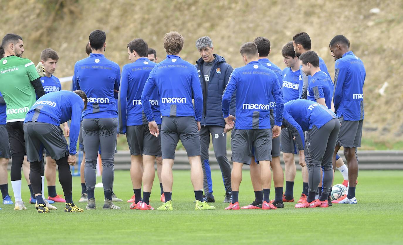 Buen ambiente entre los jugadores de la Real Sociedad durante el entrenamiento en Zubieta, en el que estuvieron presentes Jokin Aperribay y Roberto Olabe