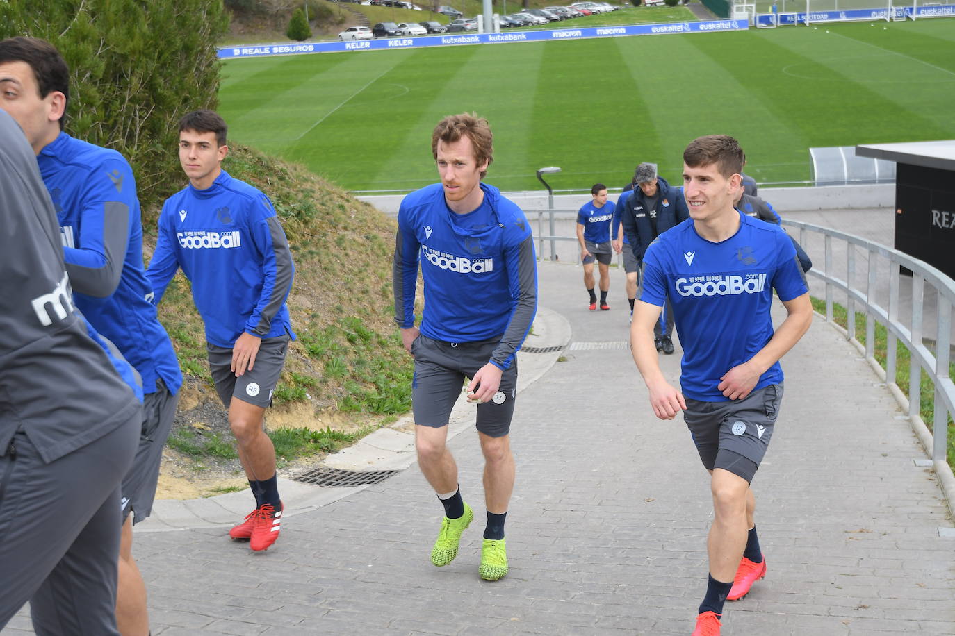 Buen ambiente entre los jugadores de la Real Sociedad durante el entrenamiento en Zubieta, en el que estuvieron presentes Jokin Aperribay y Roberto Olabe