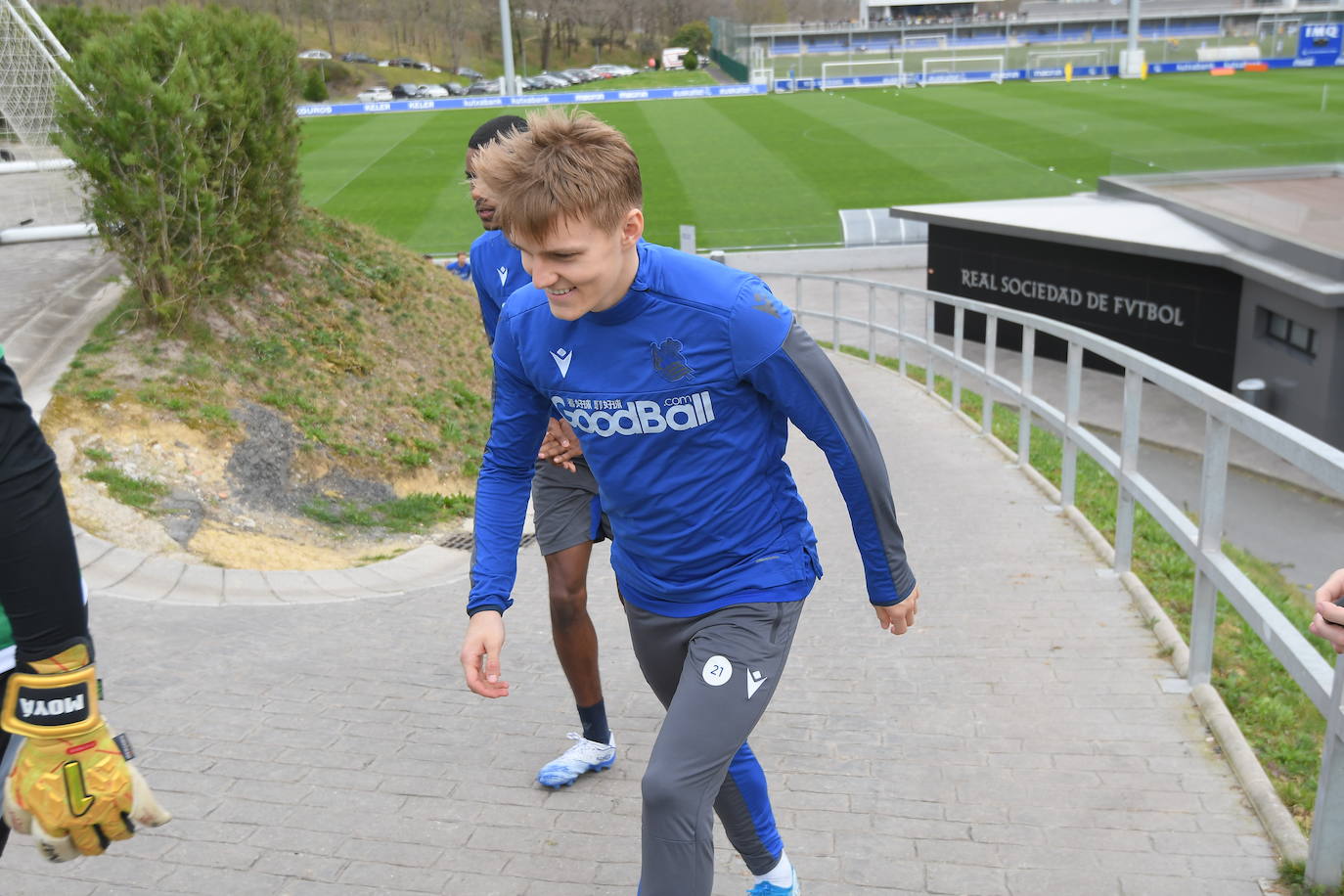 Buen ambiente entre los jugadores de la Real Sociedad durante el entrenamiento en Zubieta, en el que estuvieron presentes Jokin Aperribay y Roberto Olabe
