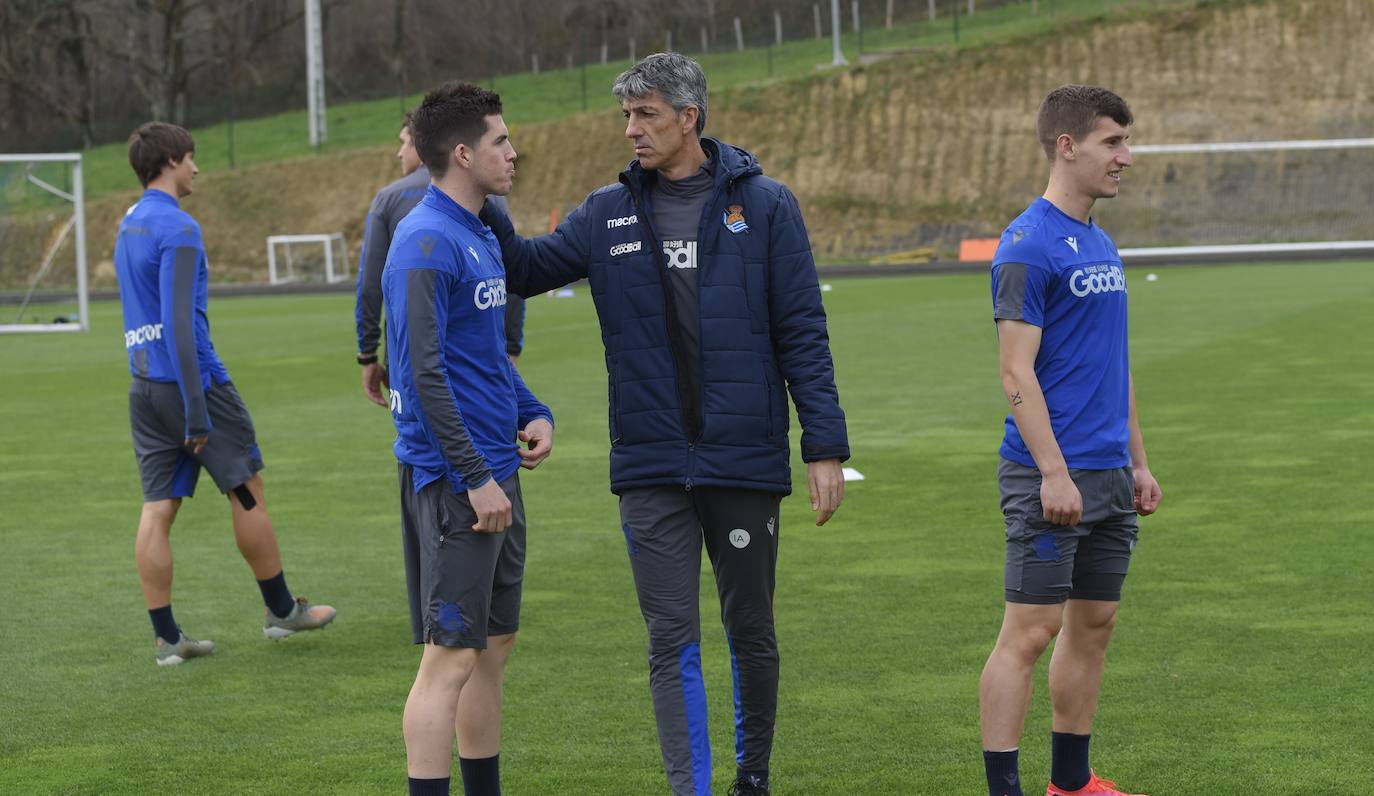 Buen ambiente entre los jugadores de la Real Sociedad durante el entrenamiento en Zubieta, en el que estuvieron presentes Jokin Aperribay y Roberto Olabe