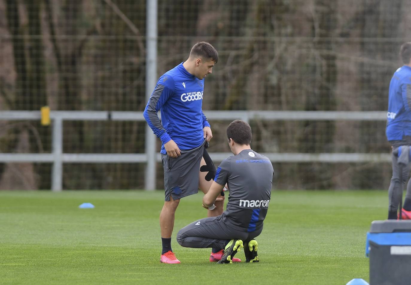 Buen ambiente entre los jugadores de la Real Sociedad durante el entrenamiento en Zubieta, en el que estuvieron presentes Jokin Aperribay y Roberto Olabe
