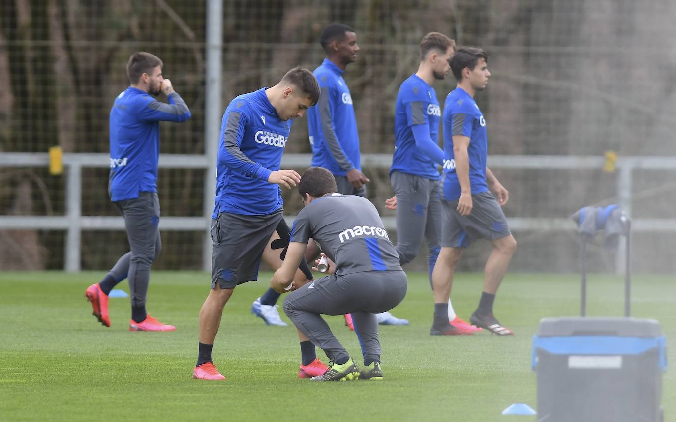 Buen ambiente entre los jugadores de la Real Sociedad durante el entrenamiento en Zubieta, en el que estuvieron presentes Jokin Aperribay y Roberto Olabe