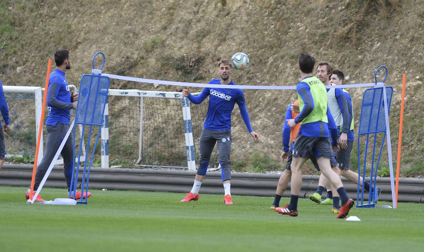 Buen ambiente entre los jugadores de la Real Sociedad durante el entrenamiento en Zubieta, en el que estuvieron presentes Jokin Aperribay y Roberto Olabe