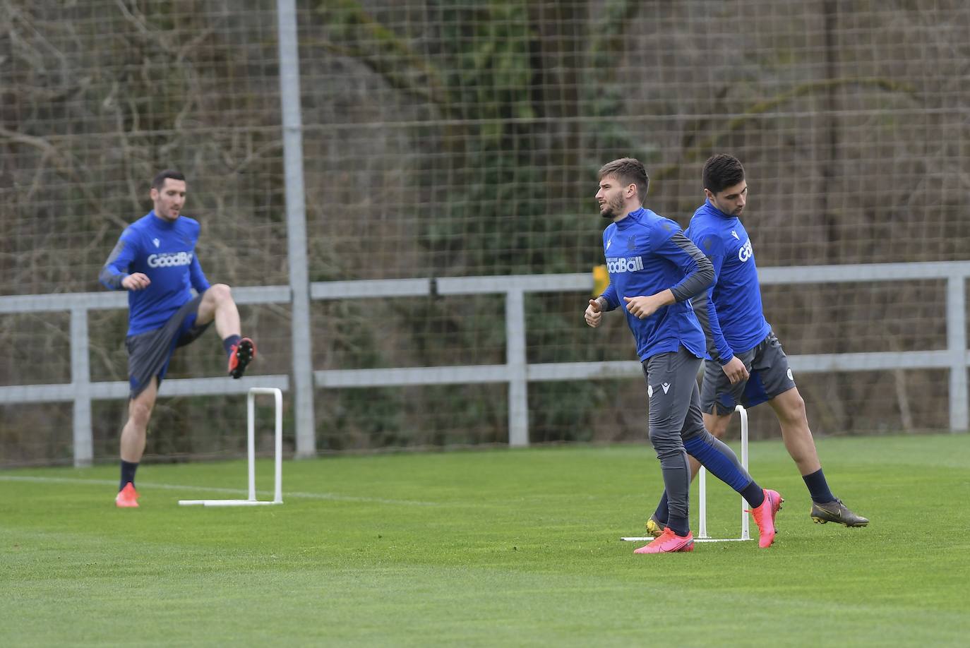 Buen ambiente entre los jugadores de la Real Sociedad durante el entrenamiento en Zubieta, en el que estuvieron presentes Jokin Aperribay y Roberto Olabe