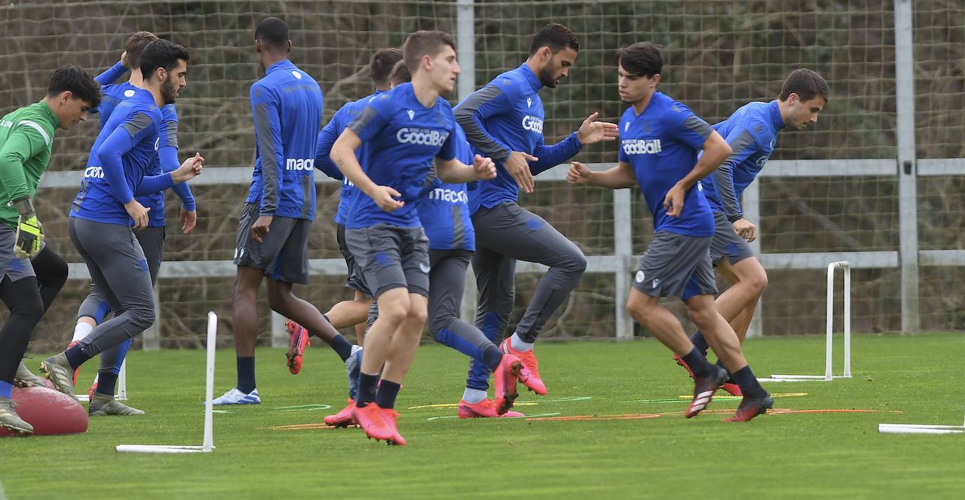 Buen ambiente entre los jugadores de la Real Sociedad durante el entrenamiento en Zubieta, en el que estuvieron presentes Jokin Aperribay y Roberto Olabe