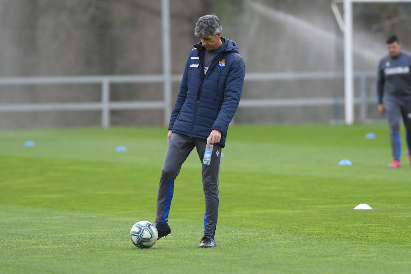 Buen ambiente entre los jugadores de la Real Sociedad durante el entrenamiento en Zubieta, en el que estuvieron presentes Jokin Aperribay y Roberto Olabe