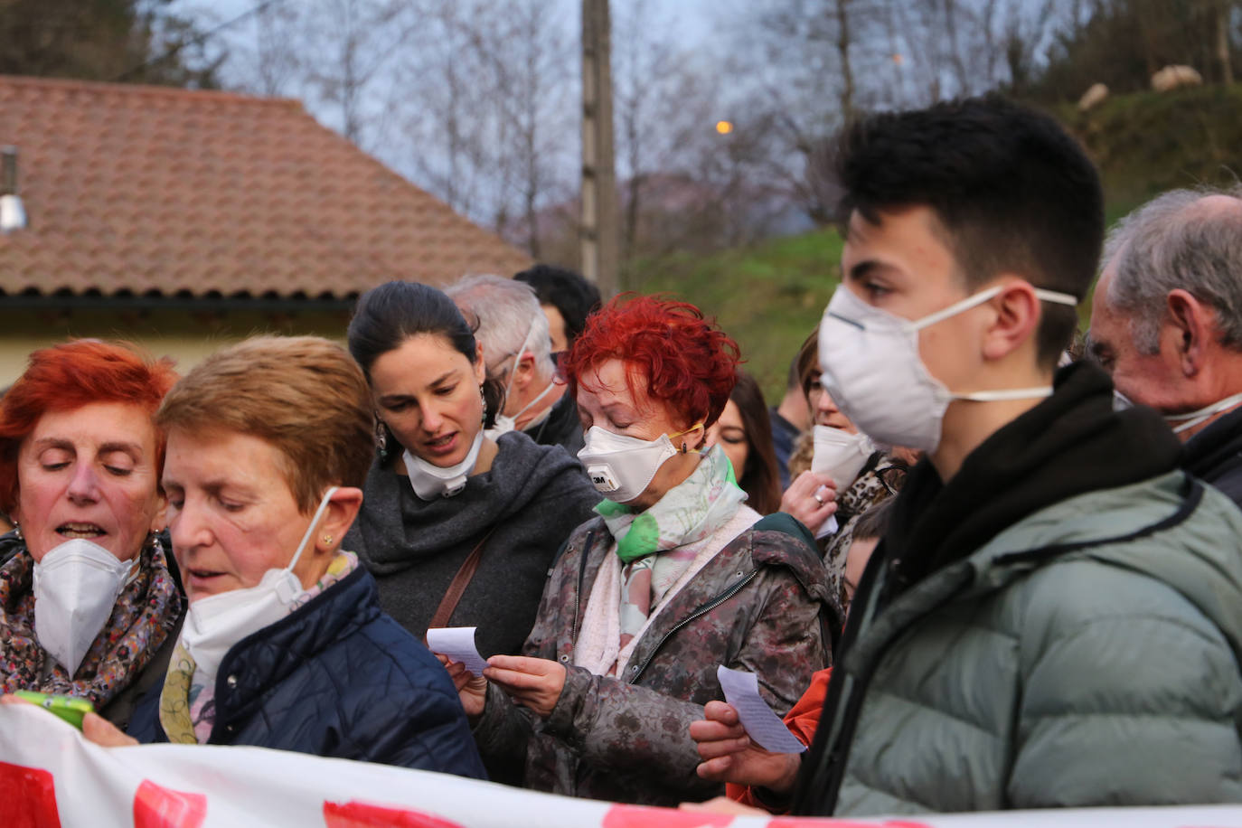 Los vecinos de las localidades cercanas al vertedero han unido sus fuerzas este sábado para protestar por la gestión del desprendimiento de Zaldibar. Y lo han hecho con una movilización conjunta que ha arrancado desde tres localidades próximas a la escombrera: Eibar, Ermua y Elgeta.