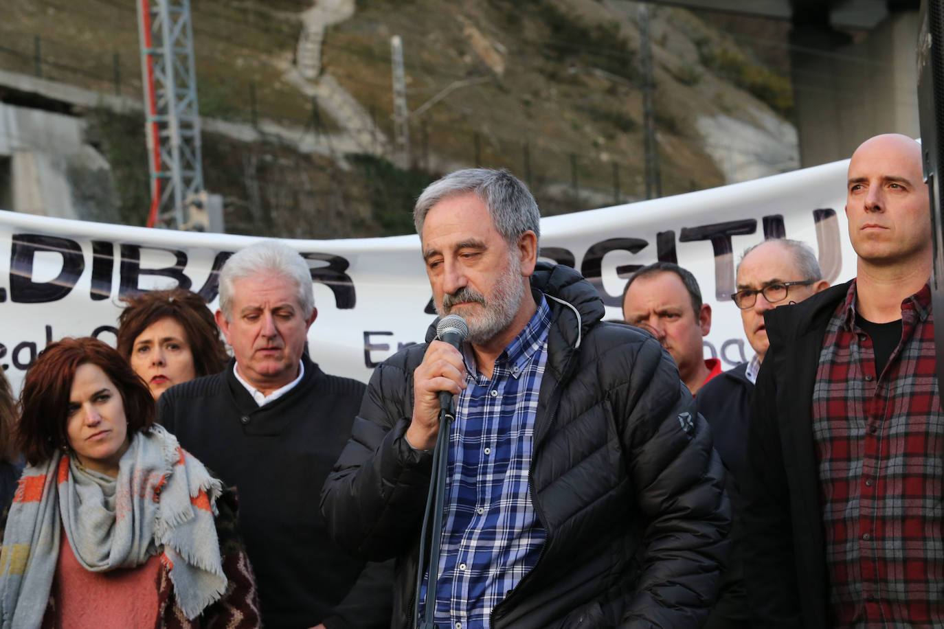 Los vecinos de las localidades cercanas al vertedero han unido sus fuerzas este sábado para protestar por la gestión del desprendimiento de Zaldibar. Y lo han hecho con una movilización conjunta que ha arrancado desde tres localidades próximas a la escombrera: Eibar, Ermua y Elgeta.