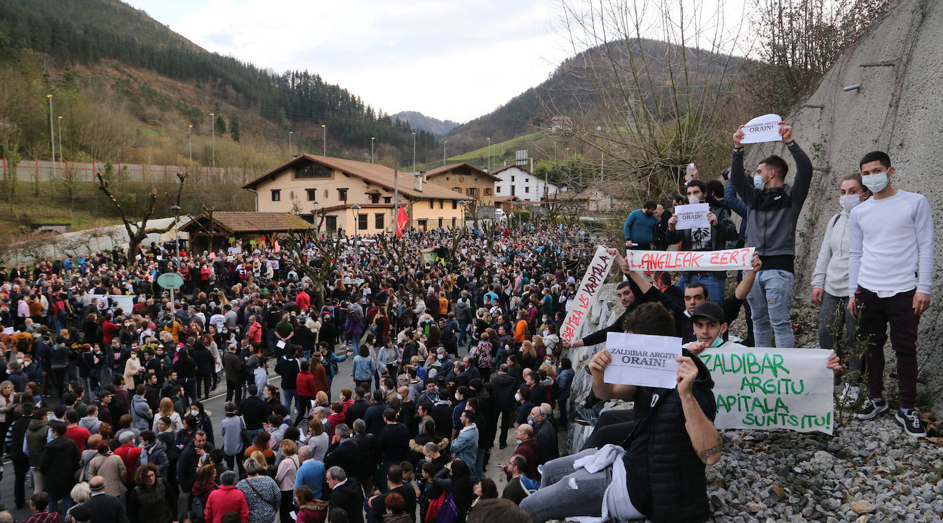 Los vecinos de las localidades cercanas al vertedero han unido sus fuerzas este sábado para protestar por la gestión del desprendimiento de Zaldibar. Y lo han hecho con una movilización conjunta que ha arrancado desde tres localidades próximas a la escombrera: Eibar, Ermua y Elgeta.