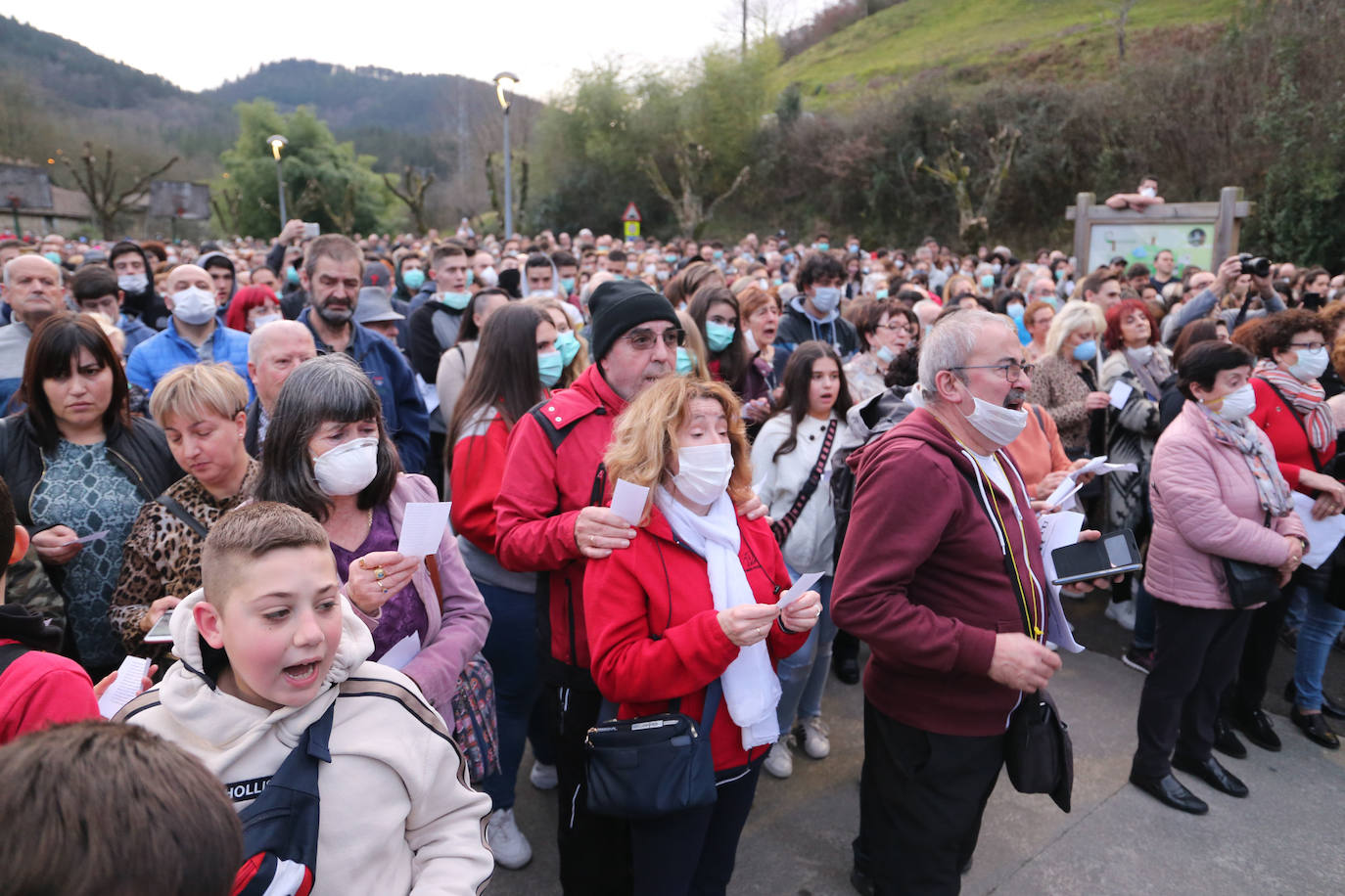 Los vecinos de las localidades cercanas al vertedero han unido sus fuerzas este sábado para protestar por la gestión del desprendimiento de Zaldibar. Y lo han hecho con una movilización conjunta que ha arrancado desde tres localidades próximas a la escombrera: Eibar, Ermua y Elgeta.