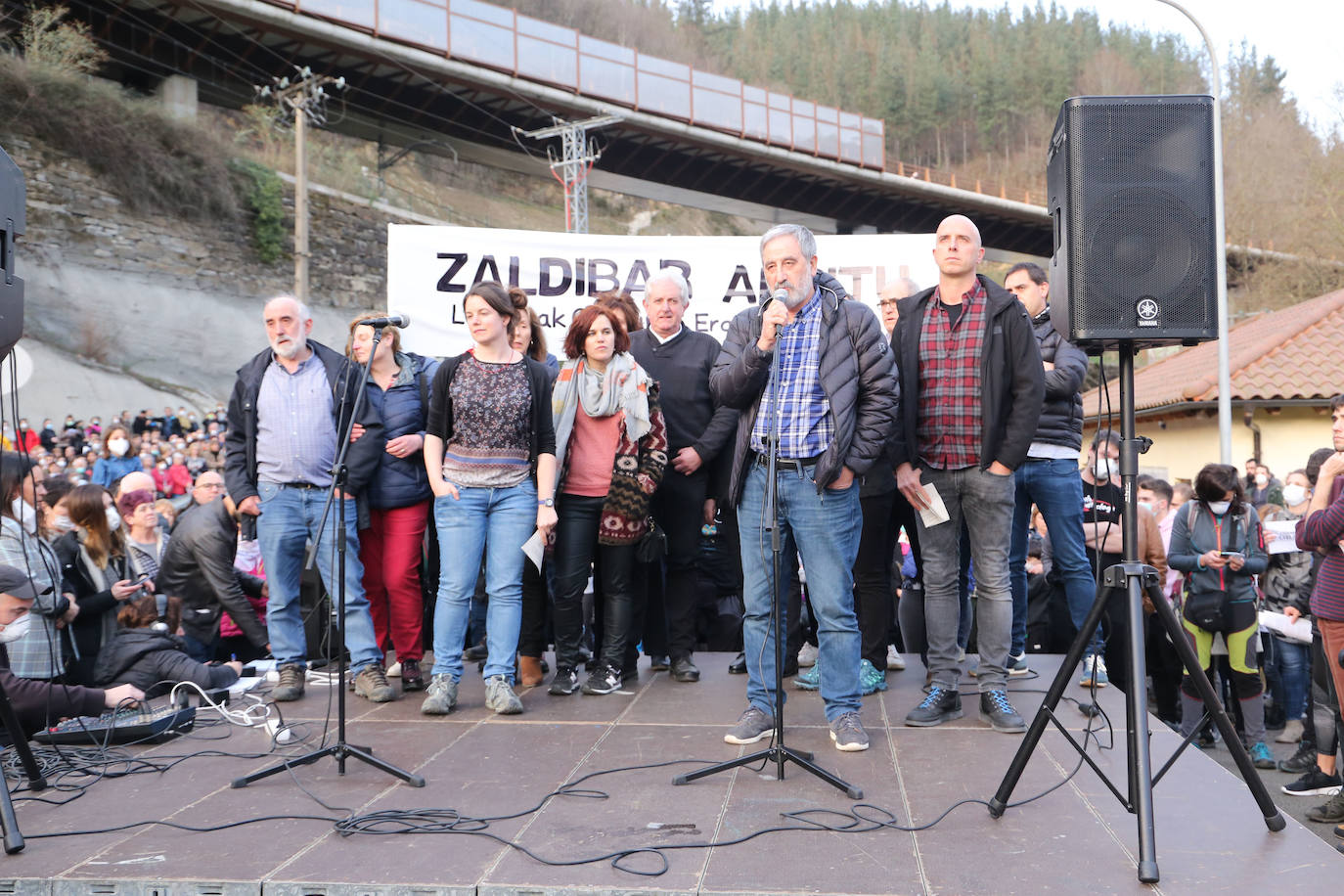 Los vecinos de las localidades cercanas al vertedero han unido sus fuerzas este sábado para protestar por la gestión del desprendimiento de Zaldibar. Y lo han hecho con una movilización conjunta que ha arrancado desde tres localidades próximas a la escombrera: Eibar, Ermua y Elgeta.