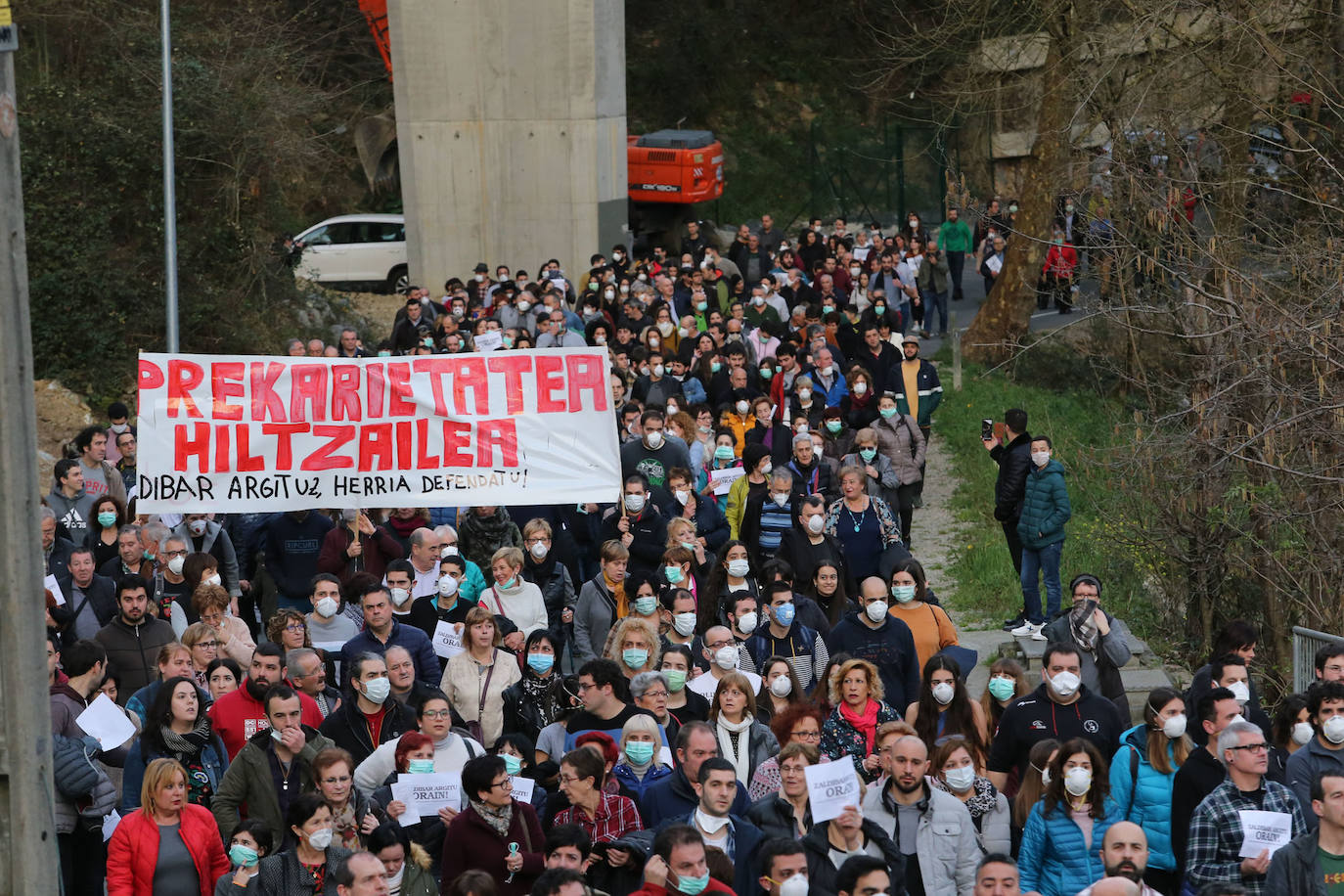 Los vecinos de las localidades cercanas al vertedero han unido sus fuerzas este sábado para protestar por la gestión del desprendimiento de Zaldibar. Y lo han hecho con una movilización conjunta que ha arrancado desde tres localidades próximas a la escombrera: Eibar, Ermua y Elgeta.