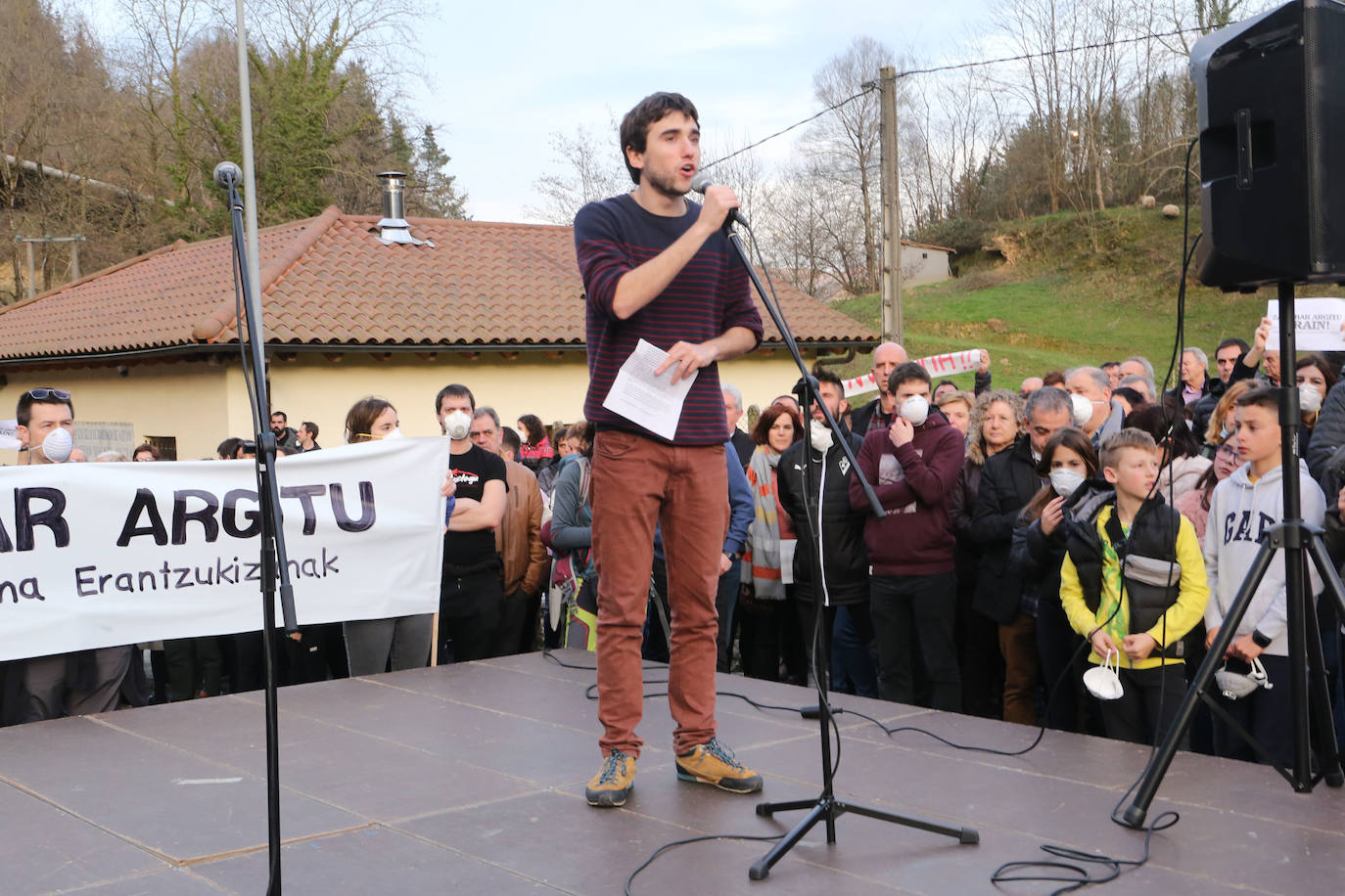 Los vecinos de las localidades cercanas al vertedero han unido sus fuerzas este sábado para protestar por la gestión del desprendimiento de Zaldibar. Y lo han hecho con una movilización conjunta que ha arrancado desde tres localidades próximas a la escombrera: Eibar, Ermua y Elgeta.