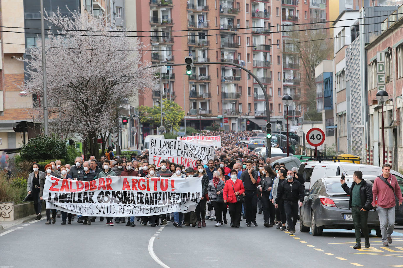 Los vecinos de las localidades cercanas al vertedero han unido sus fuerzas este sábado para protestar por la gestión del desprendimiento de Zaldibar. Y lo han hecho con una movilización conjunta que ha arrancado desde tres localidades próximas a la escombrera: Eibar, Ermua y Elgeta.
