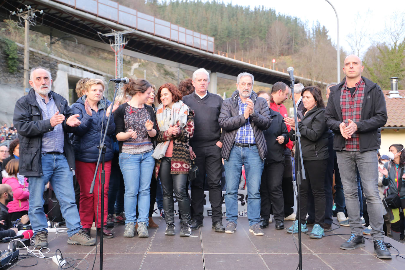 Los vecinos de las localidades cercanas al vertedero han unido sus fuerzas este sábado para protestar por la gestión del desprendimiento de Zaldibar. Y lo han hecho con una movilización conjunta que ha arrancado desde tres localidades próximas a la escombrera: Eibar, Ermua y Elgeta.