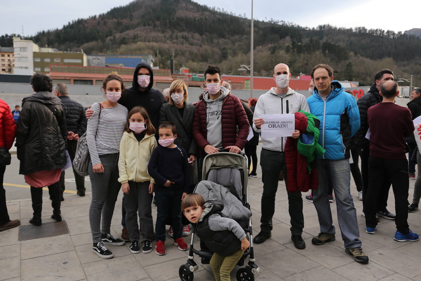 Los vecinos de las localidades cercanas al vertedero han unido sus fuerzas este sábado para protestar por la gestión del desprendimiento de Zaldibar. Y lo han hecho con una movilización conjunta que ha arrancado desde tres localidades próximas a la escombrera: Eibar, Ermua y Elgeta.
