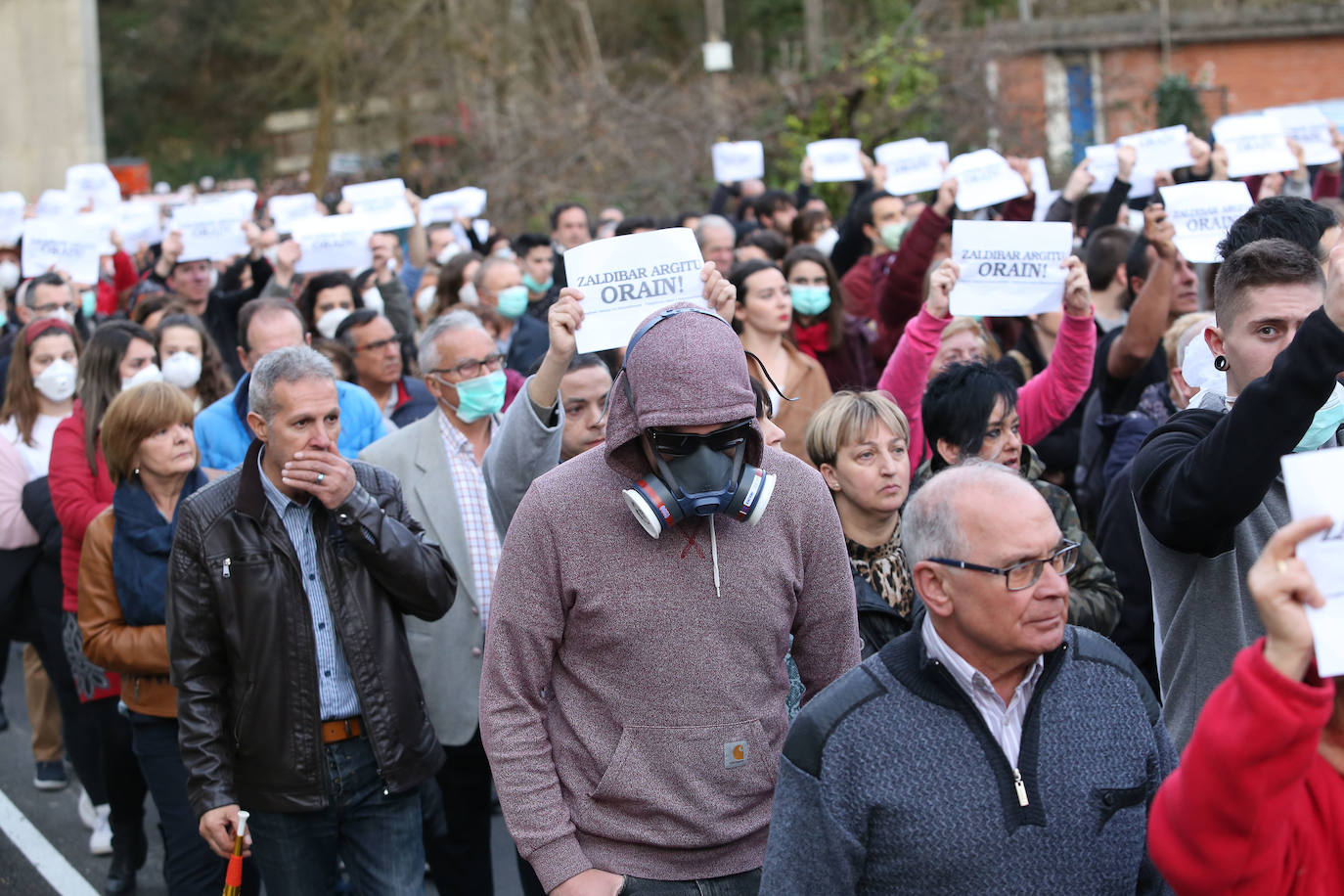 Los vecinos de las localidades cercanas al vertedero han unido sus fuerzas este sábado para protestar por la gestión del desprendimiento de Zaldibar. Y lo han hecho con una movilización conjunta que ha arrancado desde tres localidades próximas a la escombrera: Eibar, Ermua y Elgeta.