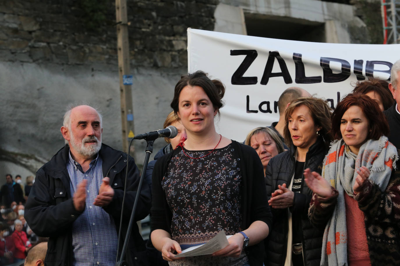 Los vecinos de las localidades cercanas al vertedero han unido sus fuerzas este sábado para protestar por la gestión del desprendimiento de Zaldibar. Y lo han hecho con una movilización conjunta que ha arrancado desde tres localidades próximas a la escombrera: Eibar, Ermua y Elgeta.