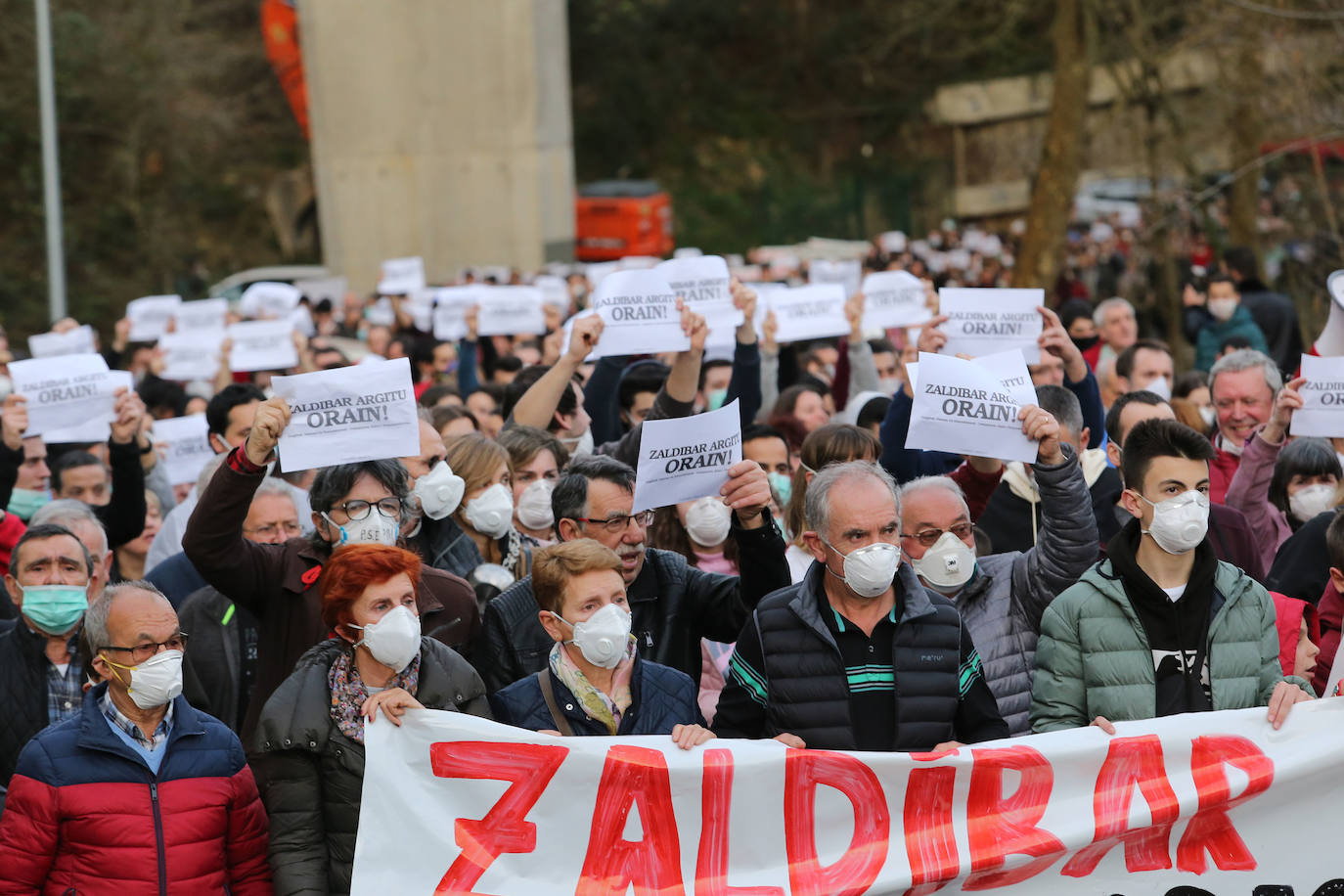 Los vecinos de las localidades cercanas al vertedero han unido sus fuerzas este sábado para protestar por la gestión del desprendimiento de Zaldibar. Y lo han hecho con una movilización conjunta que ha arrancado desde tres localidades próximas a la escombrera: Eibar, Ermua y Elgeta.