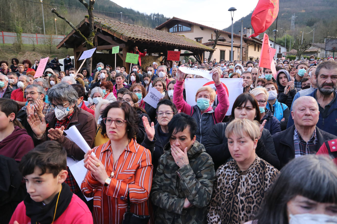 Los vecinos de las localidades cercanas al vertedero han unido sus fuerzas este sábado para protestar por la gestión del desprendimiento de Zaldibar. Y lo han hecho con una movilización conjunta que ha arrancado desde tres localidades próximas a la escombrera: Eibar, Ermua y Elgeta.