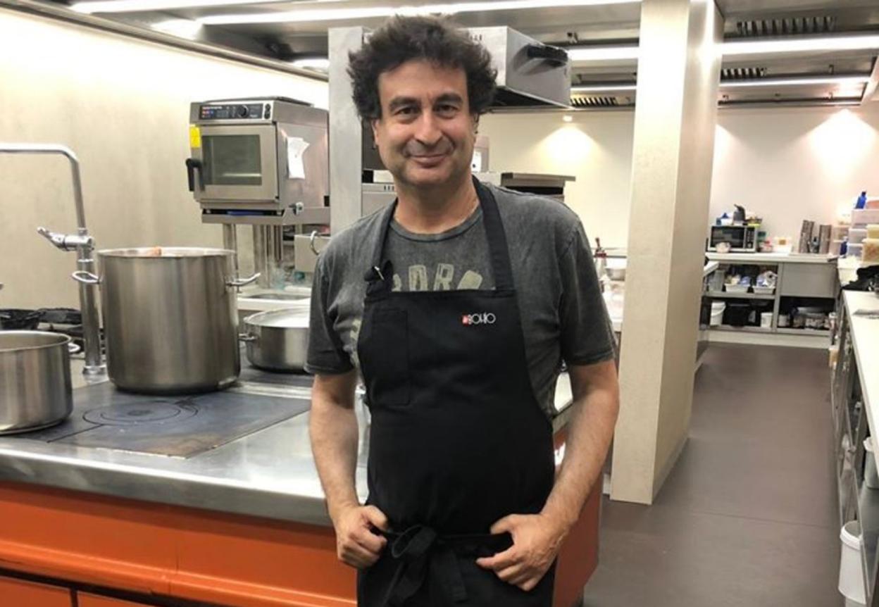 Pepe Rodríguez, toda una celebridad por su participación en 'MasterChef', elabora su magia culinaria en 'El Bohío'.