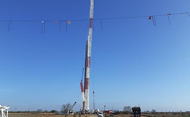 Mueren dos operarios al derrumbarse un elevador en las obras de un parque eólico en Valladolid