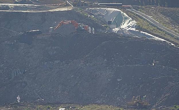 Los equipos de extinción llegan al foco del incendio del vertedero