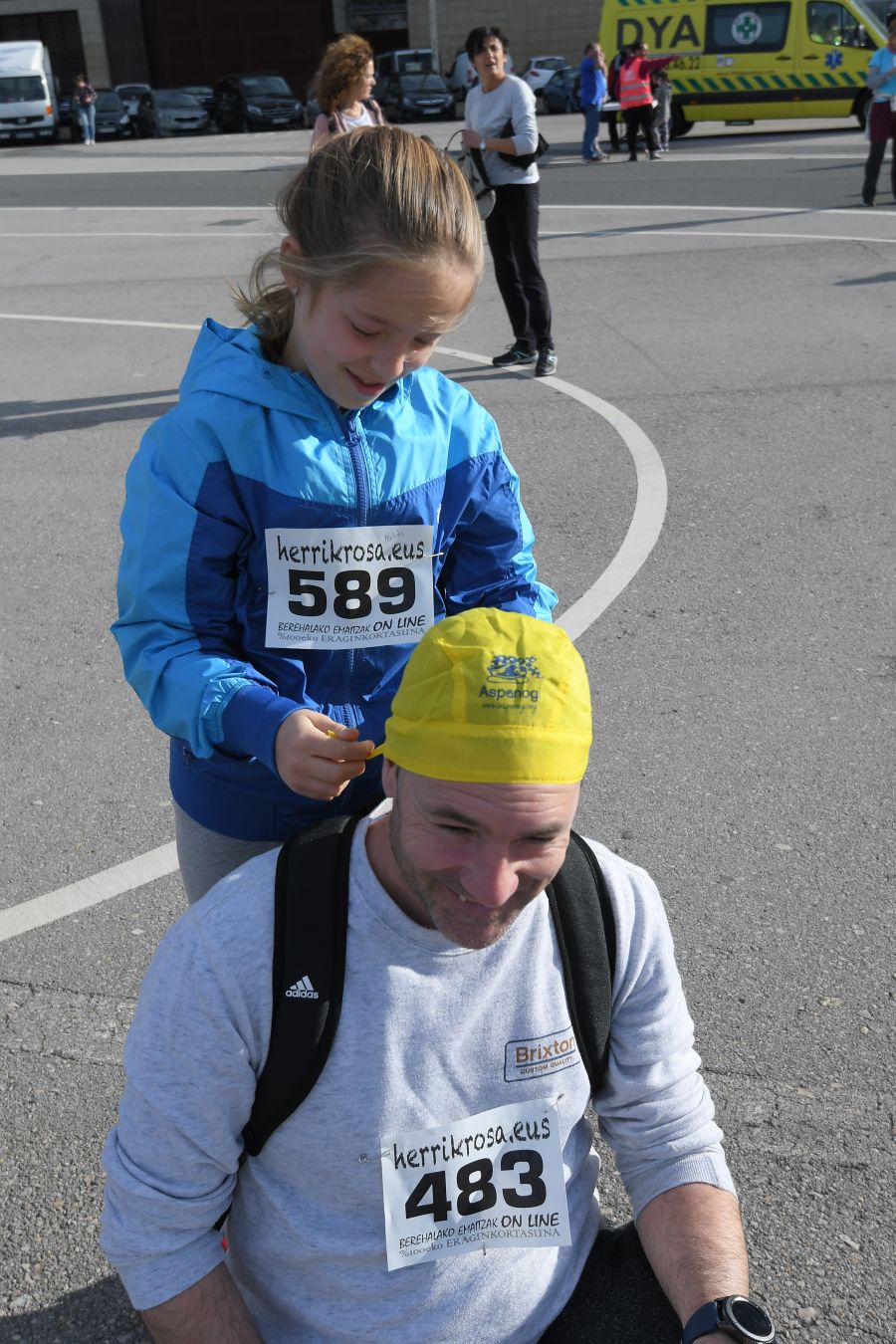 Aspanogi, la Asociación de familias de menores oncológicos de Gipuzkoa, ha reunido en Donostia a más de 800 personas en su VIII Marcha Nórdica Solidaria. La iniciativa, a la que no faltaron la Legión 501 de Star Wars y el payaso Porrotx, cada año recaba más apoyo