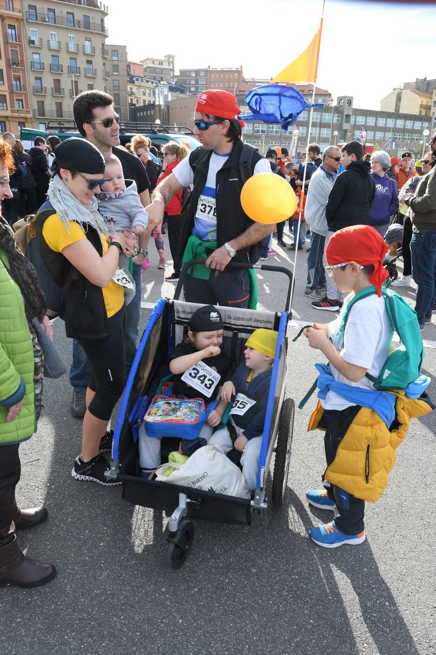 Aspanogi, la Asociación de familias de menores oncológicos de Gipuzkoa, ha reunido en Donostia a más de 800 personas en su VIII Marcha Nórdica Solidaria. La iniciativa, a la que no faltaron la Legión 501 de Star Wars y el payaso Porrotx, cada año recaba más apoyo