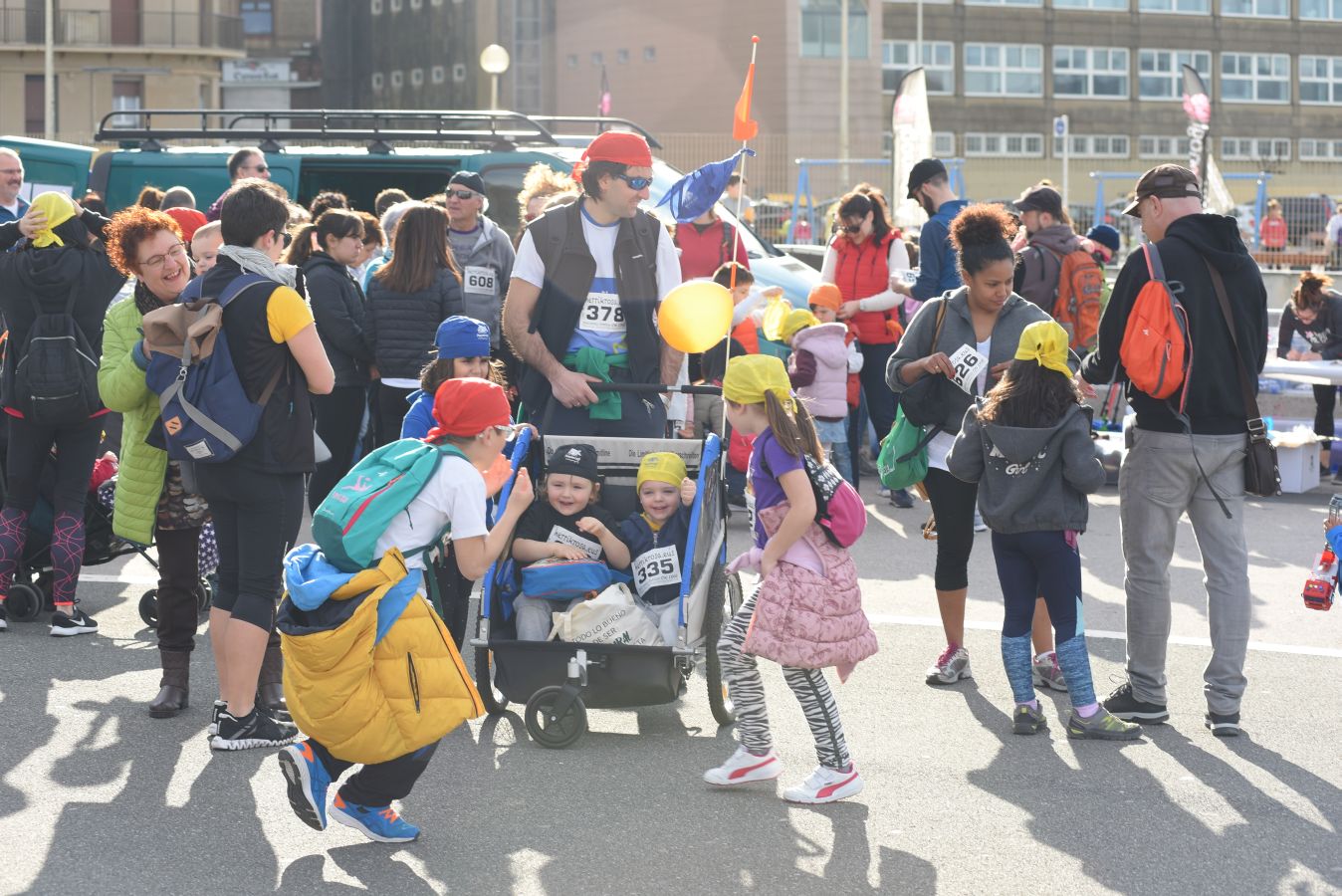 Aspanogi, la Asociación de familias de menores oncológicos de Gipuzkoa, ha reunido en Donostia a más de 800 personas en su VIII Marcha Nórdica Solidaria. La iniciativa, a la que no faltaron la Legión 501 de Star Wars y el payaso Porrotx, cada año recaba más apoyo