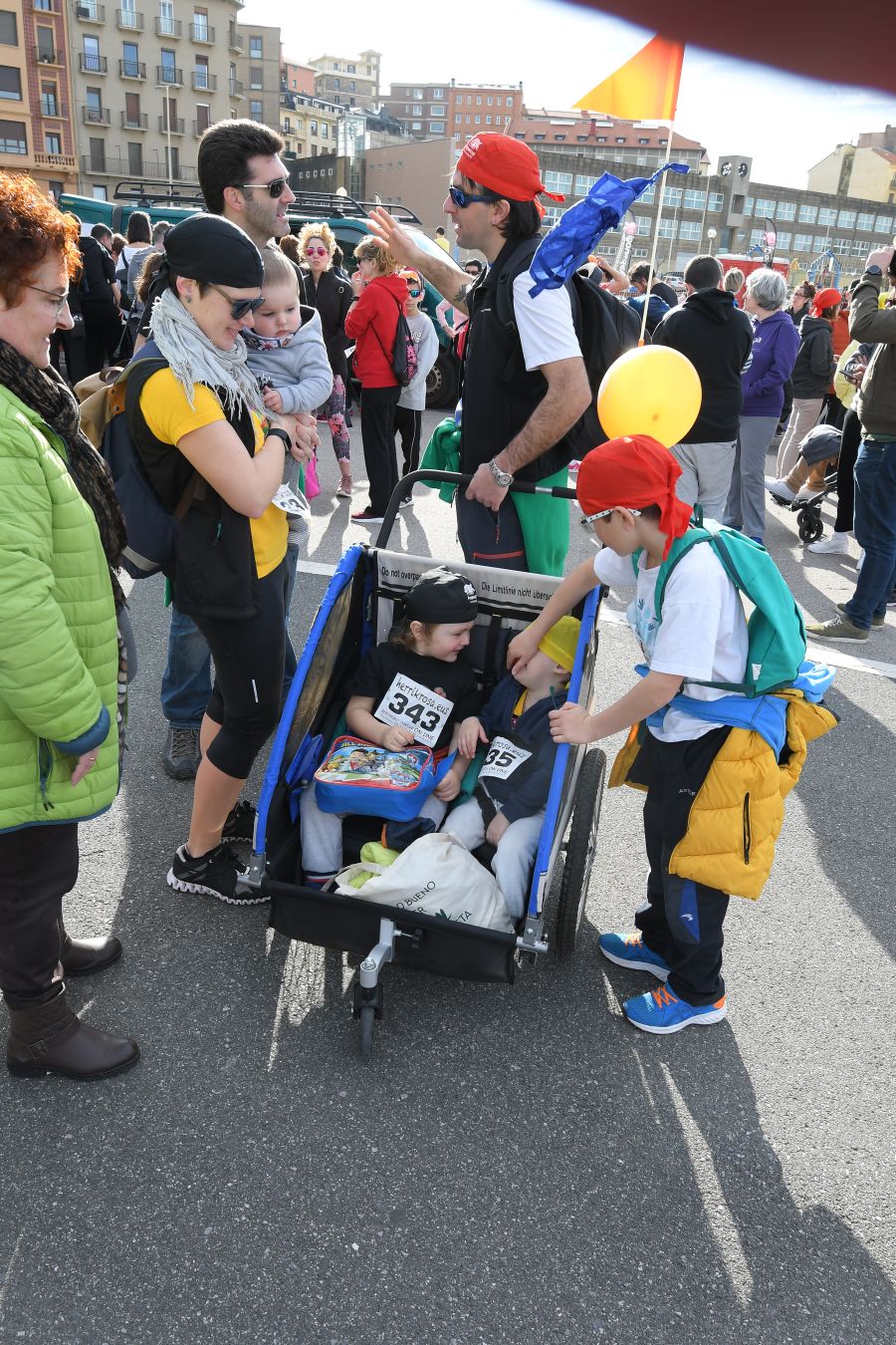Aspanogi, la Asociación de familias de menores oncológicos de Gipuzkoa, ha reunido en Donostia a más de 800 personas en su VIII Marcha Nórdica Solidaria. La iniciativa, a la que no faltaron la Legión 501 de Star Wars y el payaso Porrotx, cada año recaba más apoyo