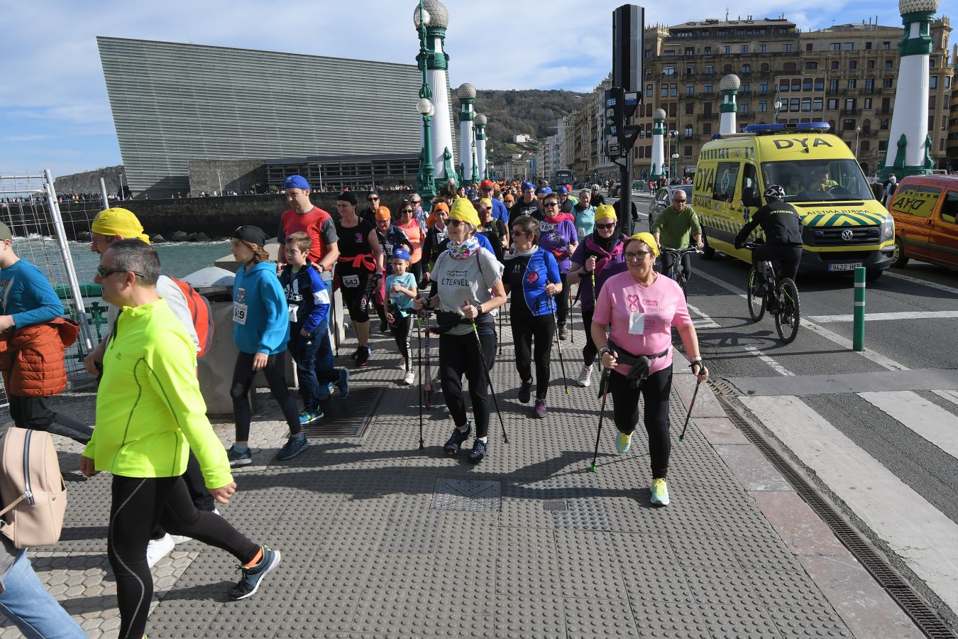 Aspanogi, la Asociación de familias de menores oncológicos de Gipuzkoa, ha reunido en Donostia a más de 800 personas en su VIII Marcha Nórdica Solidaria. La iniciativa, a la que no faltaron la Legión 501 de Star Wars y el payaso Porrotx, cada año recaba más apoyo