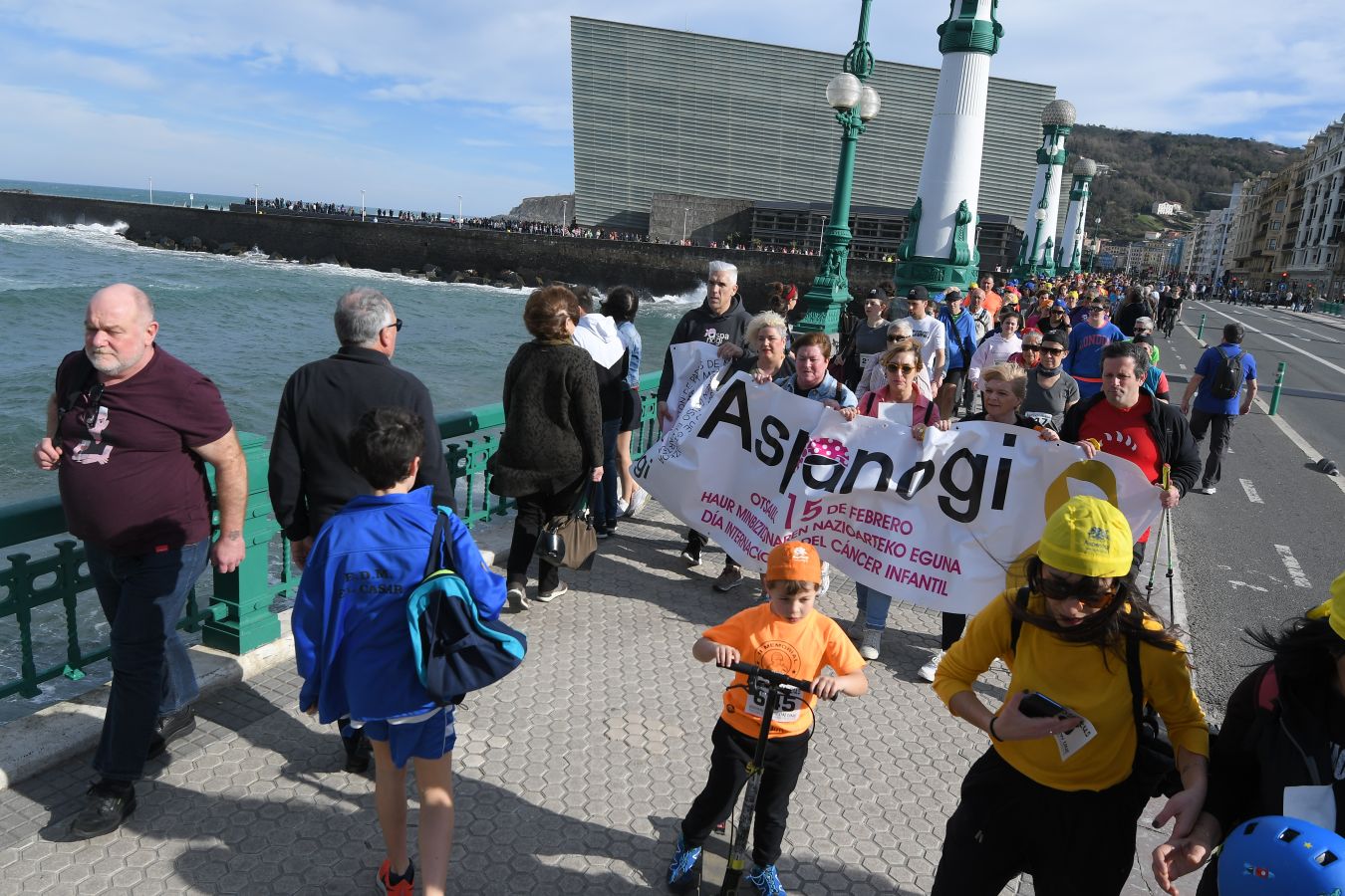 Aspanogi, la Asociación de familias de menores oncológicos de Gipuzkoa, ha reunido en Donostia a más de 800 personas en su VIII Marcha Nórdica Solidaria. La iniciativa, a la que no faltaron la Legión 501 de Star Wars y el payaso Porrotx, cada año recaba más apoyo