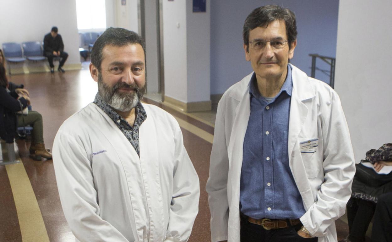 Manuel Millet y Joseba Salgado, en el ambulatorio Irun Centro. 