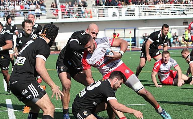 El neozelandés Kawa Leauma trata de superar la defensa pucelana a base de potencia en Altamira. 