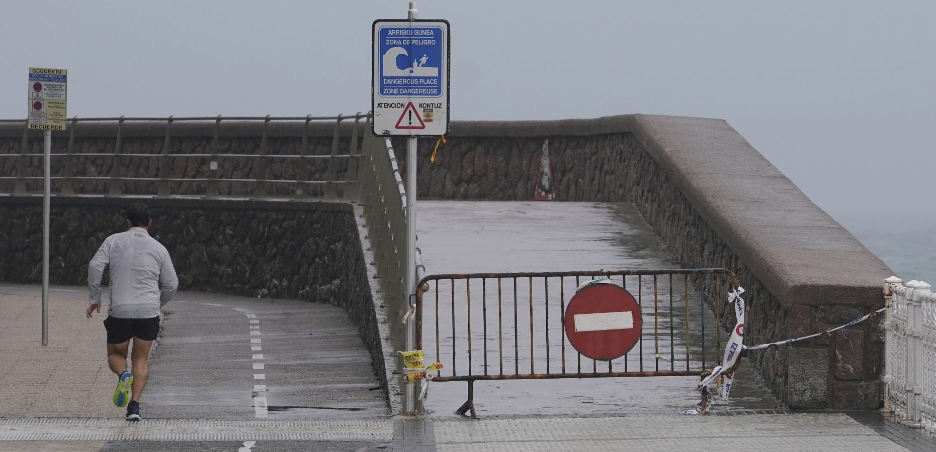 El Departamento vasco de Seguridad ha activado un aviso amarillo este lunes y el martes por riesgo para la navegación ya que se esperan olas de entre 4 y 5 metros de altura.