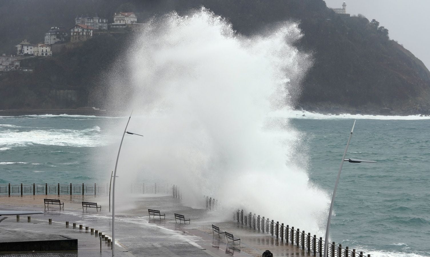 El Departamento vasco de Seguridad ha activado un aviso amarillo este lunes y el martes por riesgo para la navegación ya que se esperan olas de entre 4 y 5 metros de altura.
