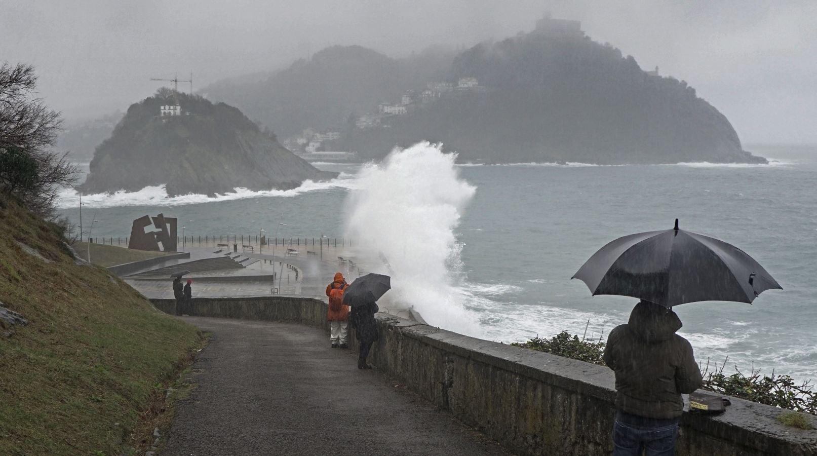 El Departamento vasco de Seguridad ha activado un aviso amarillo este lunes y el martes por riesgo para la navegación ya que se esperan olas de entre 4 y 5 metros de altura.