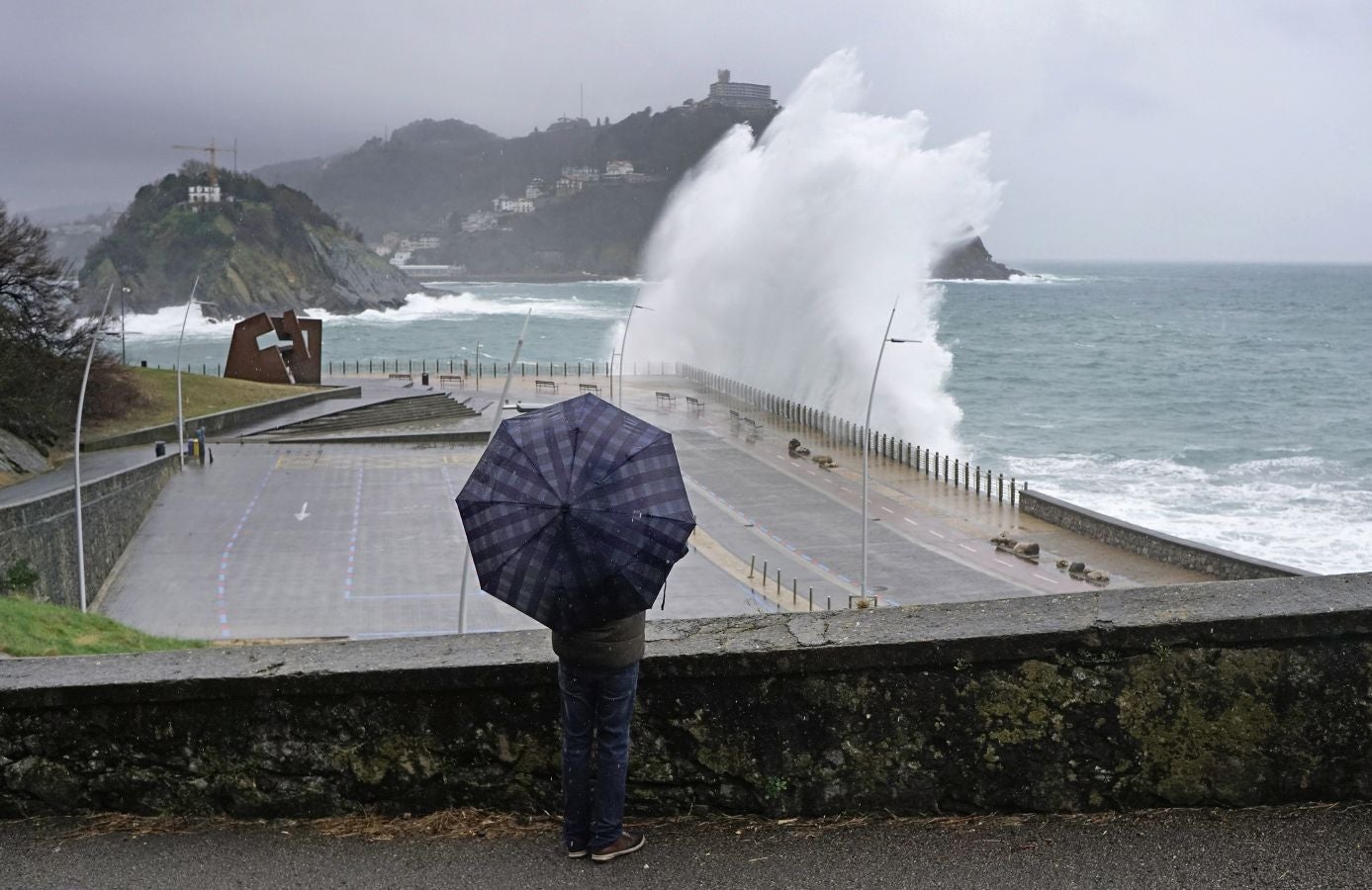 El Departamento vasco de Seguridad ha activado un aviso amarillo este lunes y el martes por riesgo para la navegación ya que se esperan olas de entre 4 y 5 metros de altura.