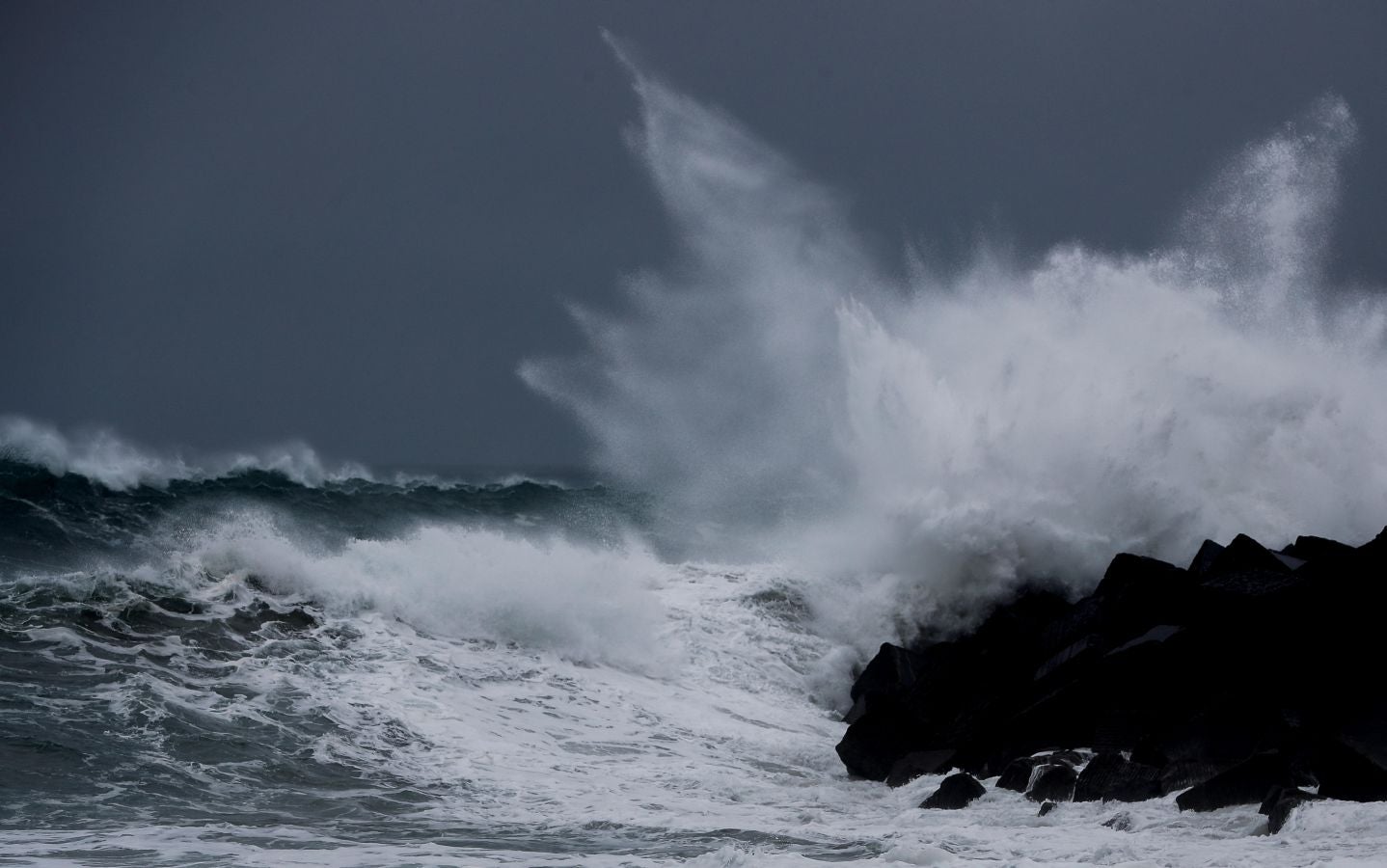 El Departamento vasco de Seguridad ha activado un aviso amarillo este lunes y el martes por riesgo para la navegación ya que se esperan olas de entre 4 y 5 metros de altura.