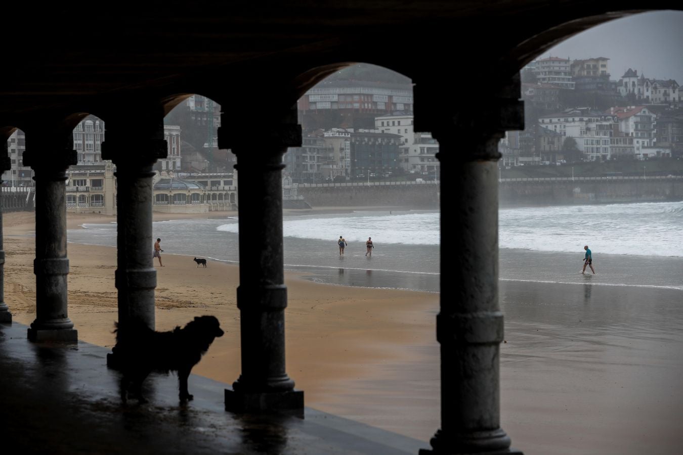 El Departamento vasco de Seguridad ha activado un aviso amarillo este lunes y el martes por riesgo para la navegación ya que se esperan olas de entre 4 y 5 metros de altura.