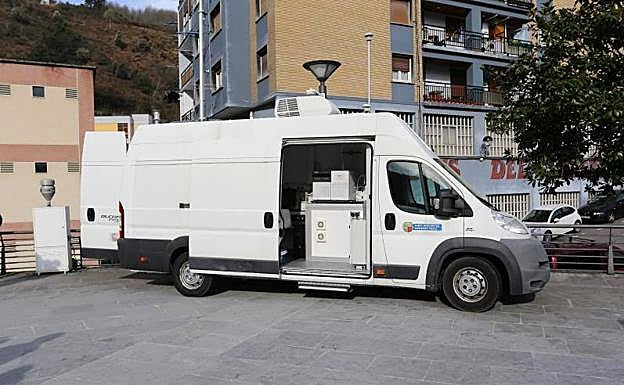 La unidad móvil de Ermua, que junto a otra de Eibar, mide la calidad del aire de los municipios próximos al vertedero.
