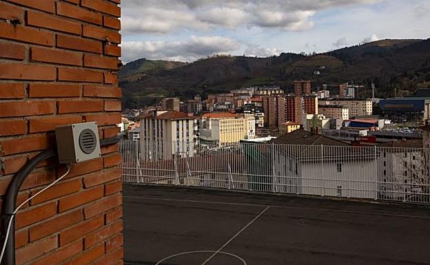 Colegios de Eibar, Ermua y Zaldibar cierran patios y suspenden el deporte