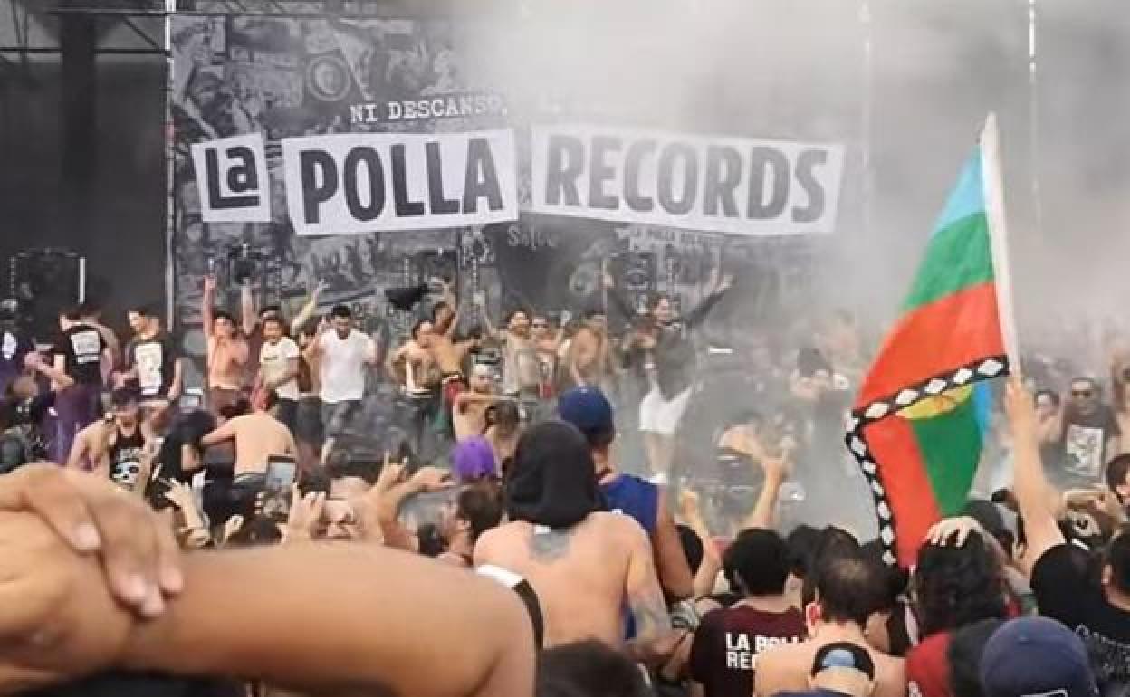 Momento en el que varios espectadores irrumpen en el escenario en el que actuaba La Polla Records.