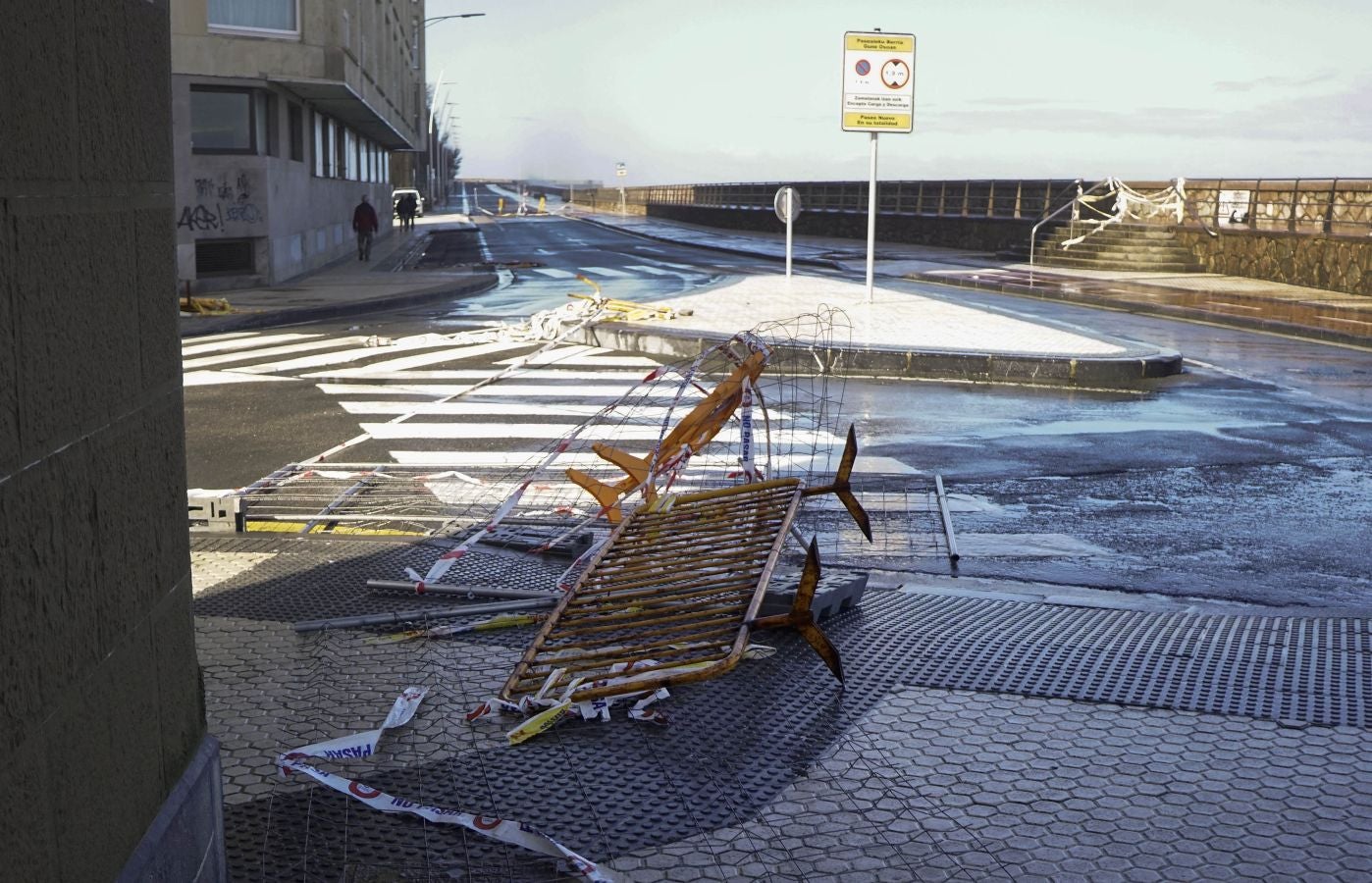 Protección civil de San Sebastián ha informado de que, una vez finalizado el aviso amarillo por riesgo marítimo-costero, a las seis de esta tarde se han reabierto los paseos Nuevo, Leizaola y Peine del Viento