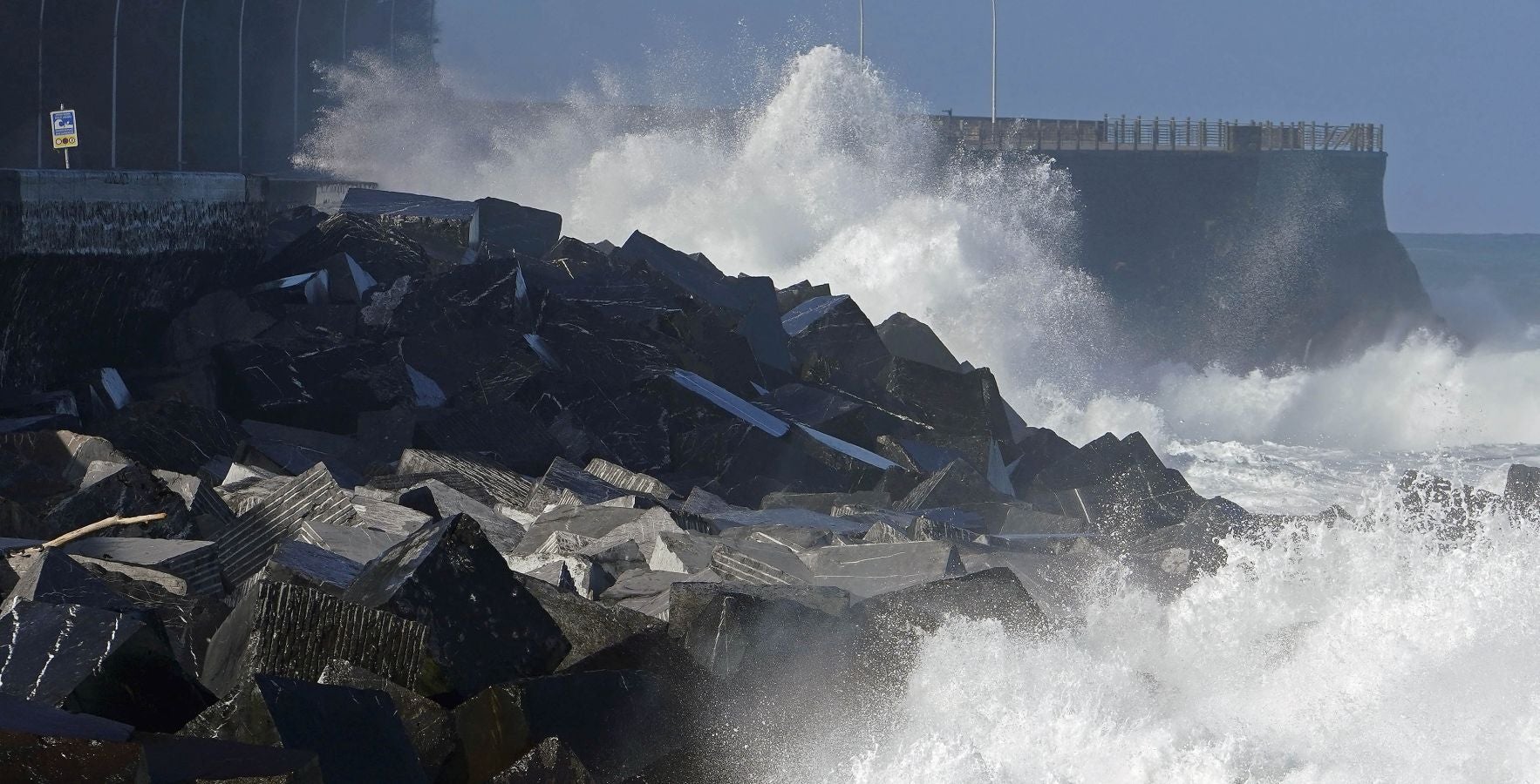 Protección civil de San Sebastián ha informado de que, una vez finalizado el aviso amarillo por riesgo marítimo-costero, a las seis de esta tarde se han reabierto los paseos Nuevo, Leizaola y Peine del Viento