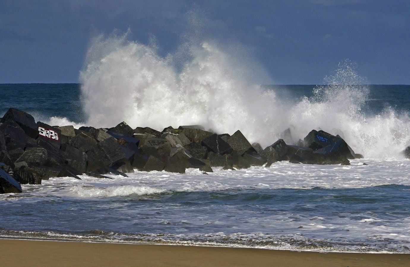Protección civil de San Sebastián ha informado de que, una vez finalizado el aviso amarillo por riesgo marítimo-costero, a las seis de esta tarde se han reabierto los paseos Nuevo, Leizaola y Peine del Viento