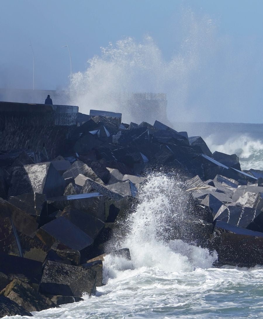 Protección civil de San Sebastián ha informado de que, una vez finalizado el aviso amarillo por riesgo marítimo-costero, a las seis de esta tarde se han reabierto los paseos Nuevo, Leizaola y Peine del Viento